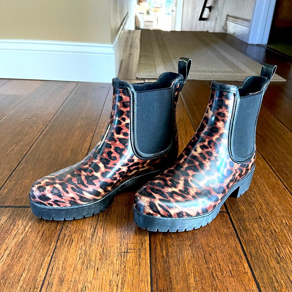 Jeffrey Campbell Cheetah Rain Boots, size 7